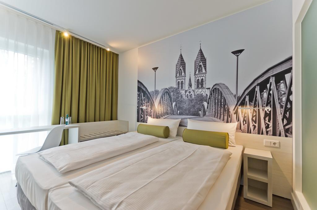 Super 8 Freiburg Hotell Eksteriør bilde