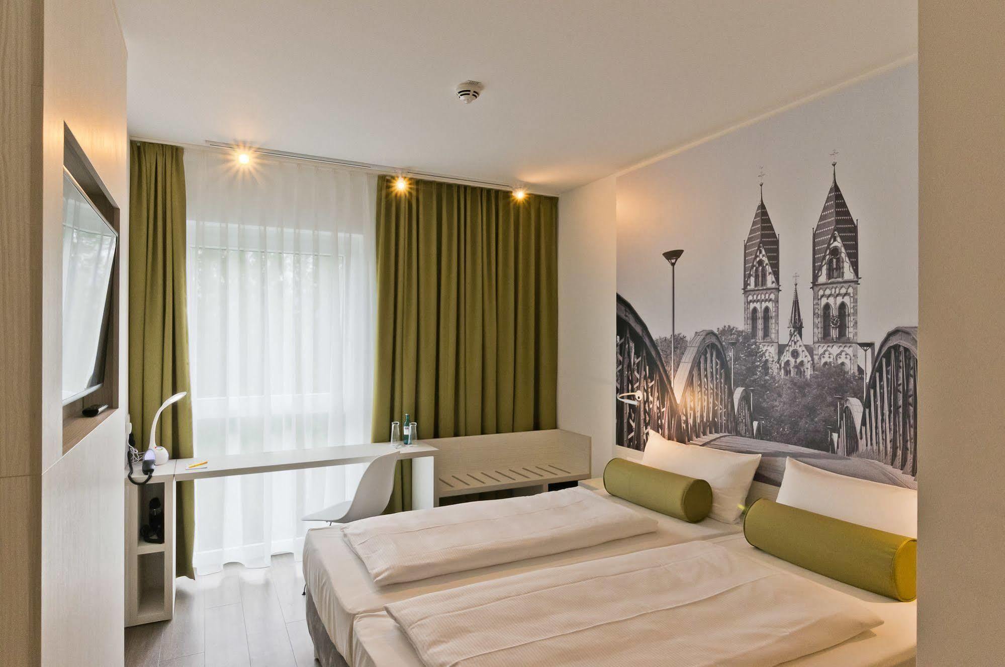 Super 8 Freiburg Hotell Eksteriør bilde